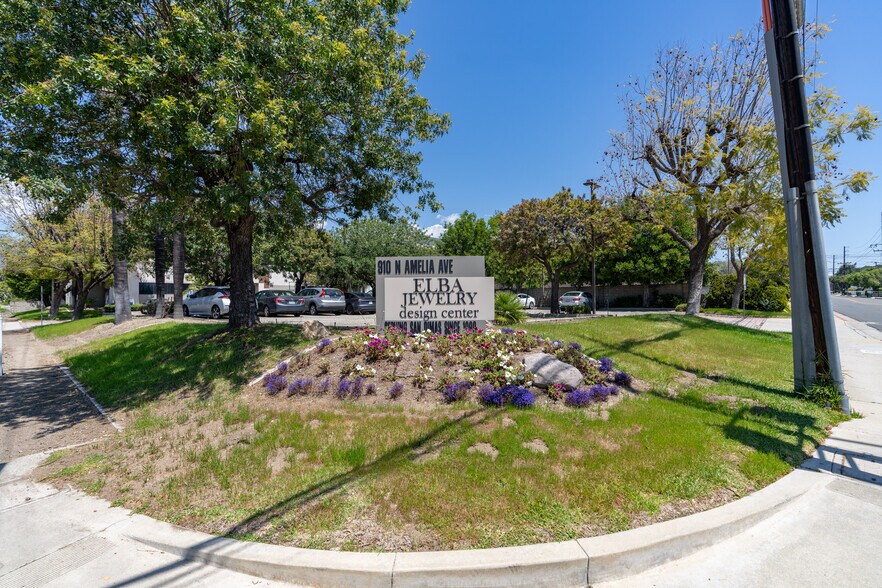 910 N Amelia Ave, San Dimas, CA à vendre - Photo de l’immeuble – Image 2 sur 16