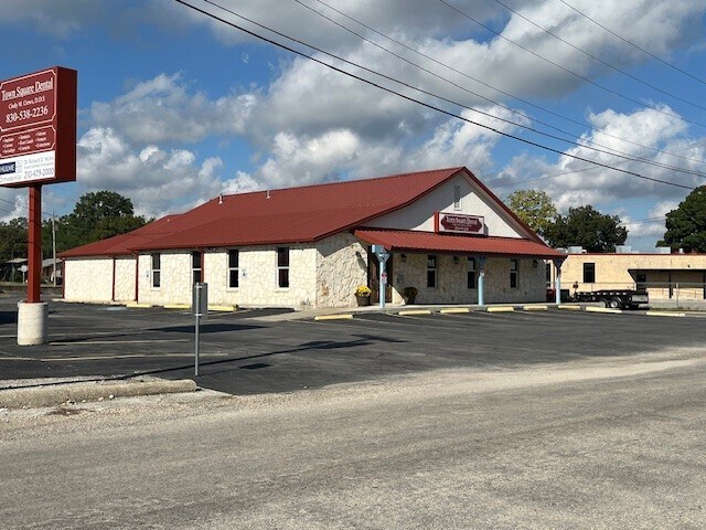 1314 Constantinople St, Castroville, TX à vendre - Photo de l’immeuble – Image 2 sur 6