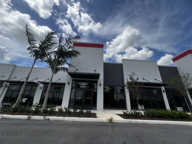 19184 NW 27th Ave, Miami Gardens, FL à louer - Photo de l’immeuble – Image 1 sur 2