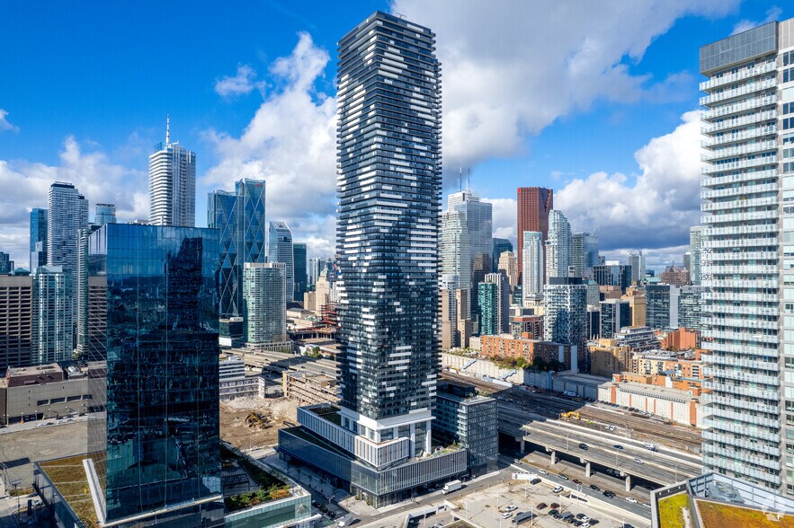 95 Lake Shore Blvd E, Toronto, ON à louer - Photo de l’immeuble – Image 2 sur 4