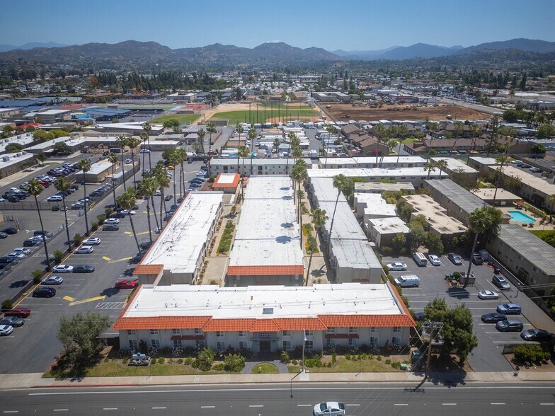 233 N Mollison Ave, El Cajon, CA à vendre - Photo de l’immeuble – Image 2 sur 17