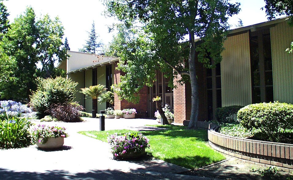 64 Willow Pl, Menlo Park, CA à louer - Photo de l’immeuble – Image 2 sur 4