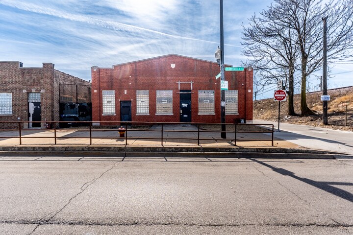 4557 W Diversey Ave, Chicago, IL à vendre - Photo de l’immeuble – Image 2 sur 37