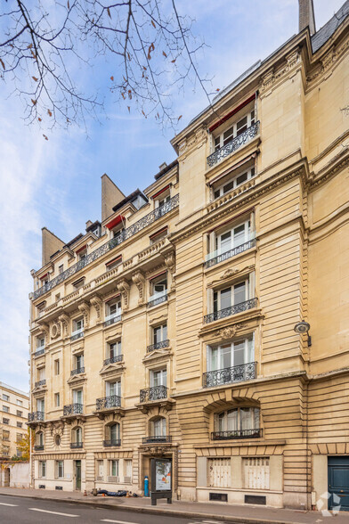 107 Boulevard Raspail, Paris à louer - Photo de l’immeuble – Image 2 sur 3