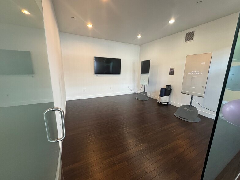 121 Towne St, Stamford, CT à louer - Photo intérieure – Image 3 sur 98