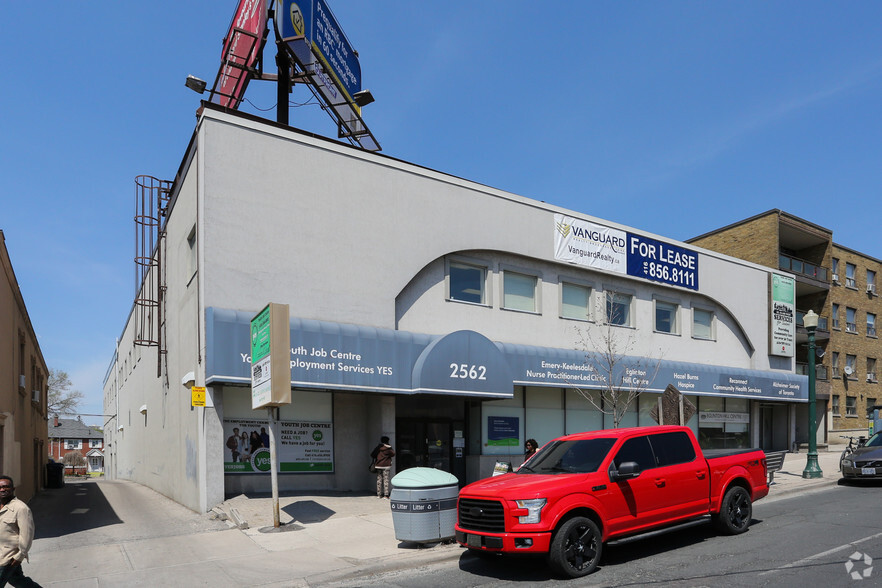 2562 Eglinton Ave W, Toronto, ON à vendre - Photo de l’immeuble – Image 2 sur 2