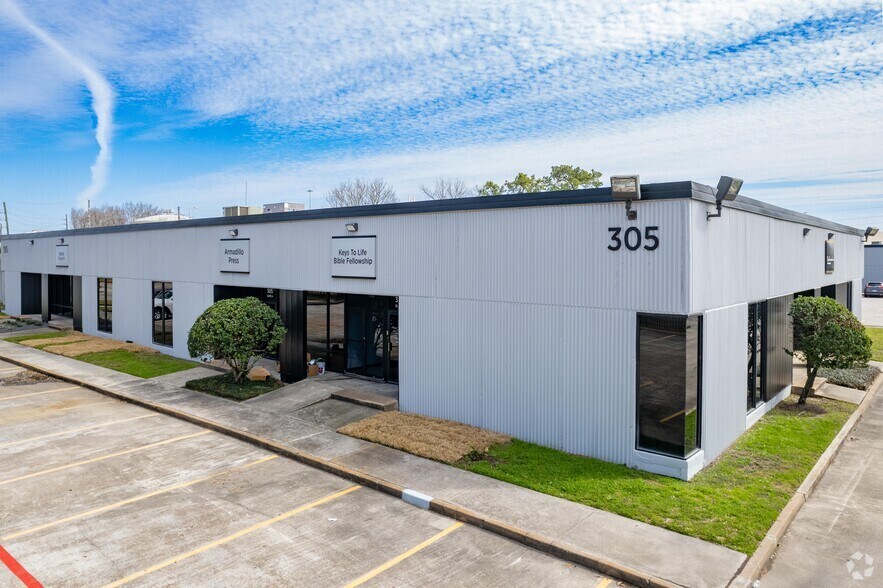 Cypress Station Business Center portefeuille de 2 biens à vendre sur LoopNet.fr - Photo principale – Image 1 sur 2