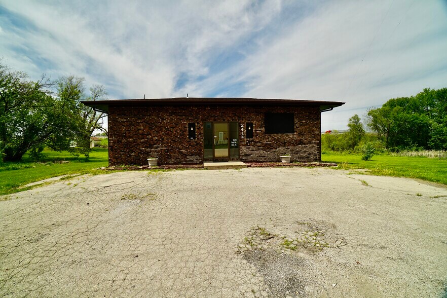 2414 S Leonard Rd, Saint Joseph, MO à vendre - Photo de l’immeuble – Image 2 sur 38