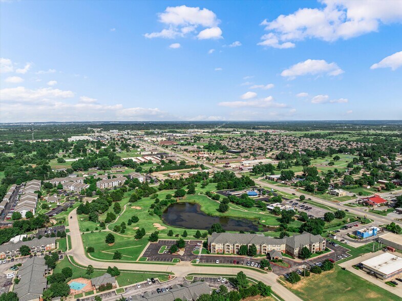 355 E Pebble Creek Ter, Mustang, OK à vendre - Photo de l’immeuble – Image 3 sur 69