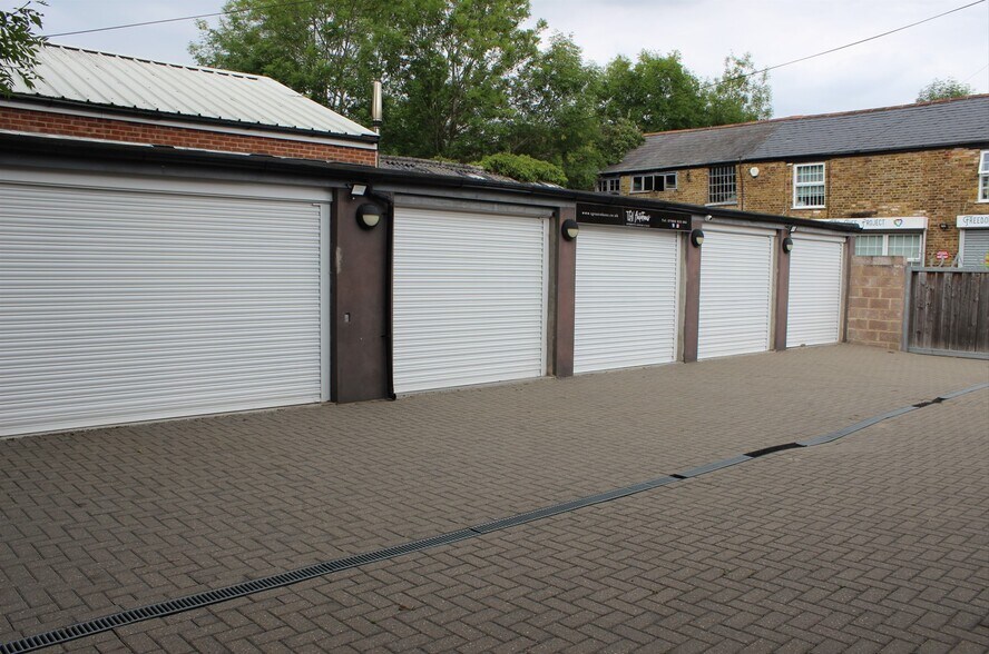 Cooks Garages Forge Lane, Northwood à louer - Photo principale – Image 1 sur 7