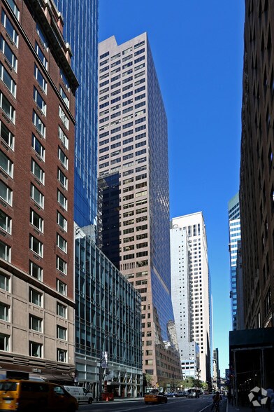 520 Madison Ave, New York, NY à louer - Photo de l’immeuble – Image 2 sur 5