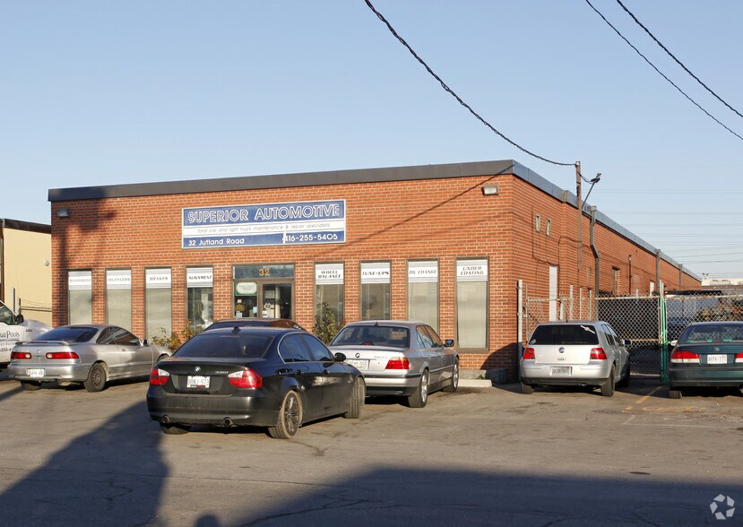 32 Jutland Rd, Toronto, ON à louer - Photo de l’immeuble – Image 3 sur 4