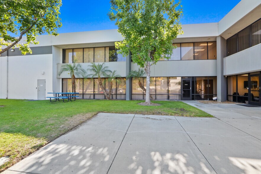1555-1565 S Sinclair St, Anaheim, CA à louer - Photo de l’immeuble – Image 3 sur 6