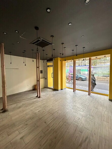 Local commercial dans Paris à louer - Photo de l’immeuble – Image 3 sur 4