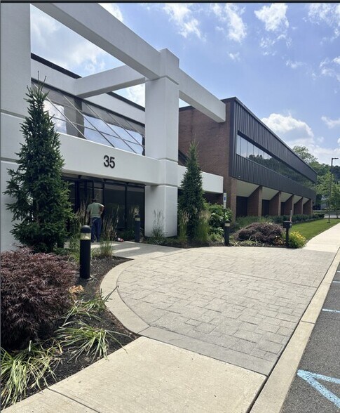 35 Technology Dr, Warren, NJ à louer - Photo de l’immeuble – Image 3 sur 7
