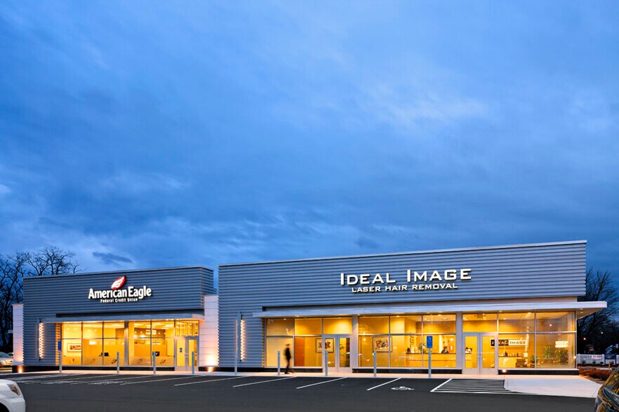 1245 New Britain Ave, West Hartford, CT à louer - Photo de l’immeuble – Image 1 sur 1