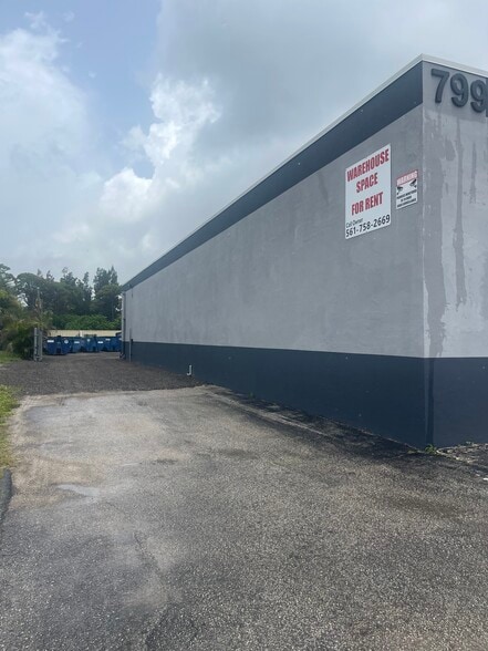 799 N Military Trl, West Palm Beach, FL à louer - Photo de l’immeuble – Image 2 sur 5
