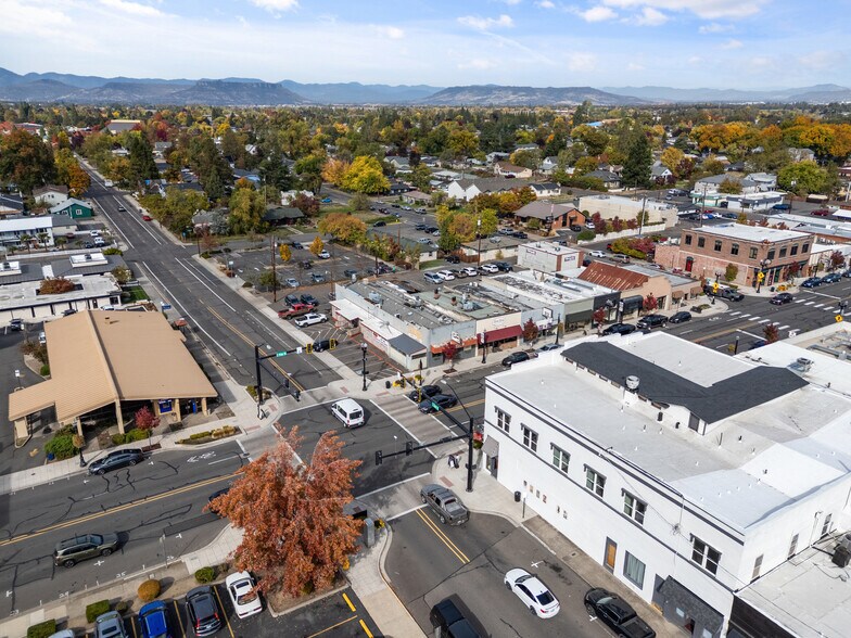 217 E Pine St, Central Point, OR à vendre - Aérien – Image 2 sur 2
