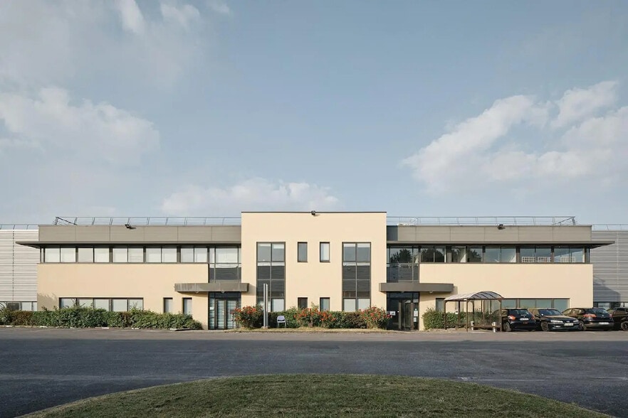 Local d’activités dans Le Mesnil-Amelot à louer - Photo de l’immeuble – Image 1 sur 15
