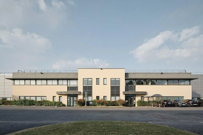 Plus de détails pour Local d'activités à louer