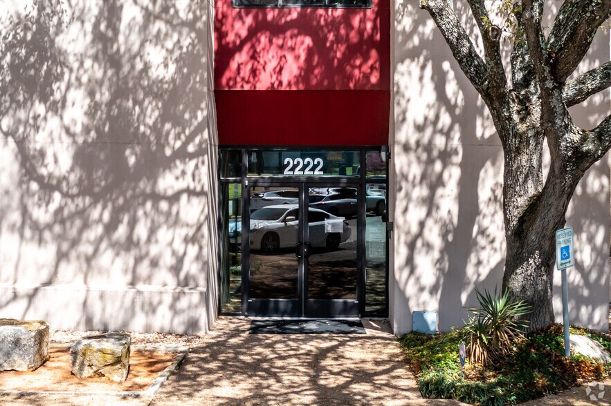2222 Western Trails Blvd, Austin, TX à louer - Photo de l’immeuble – Image 3 sur 6