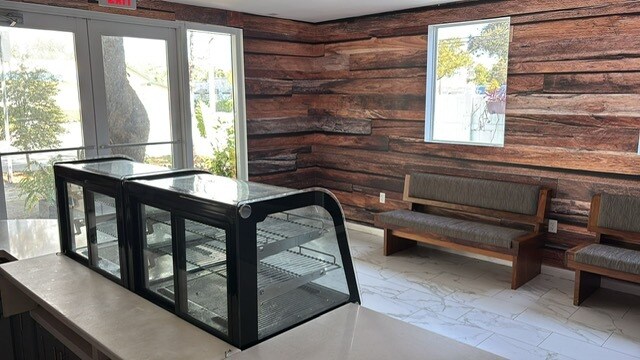 3872 Grand Ave, Miami, FL à louer - Photo de l’immeuble – Image 3 sur 11