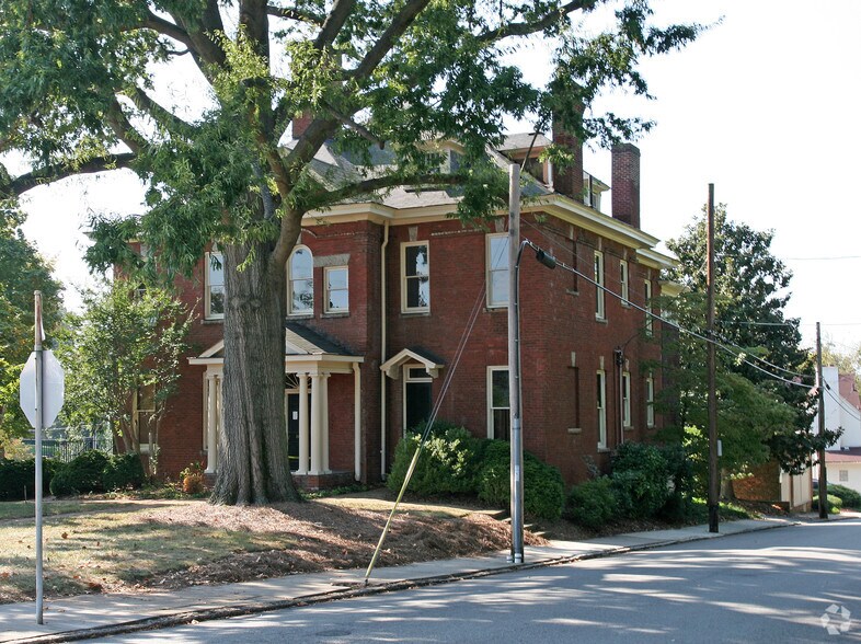1110 Brookstown Ave, Winston-Salem, NC à louer - Photo de l’immeuble – Image 2 sur 11