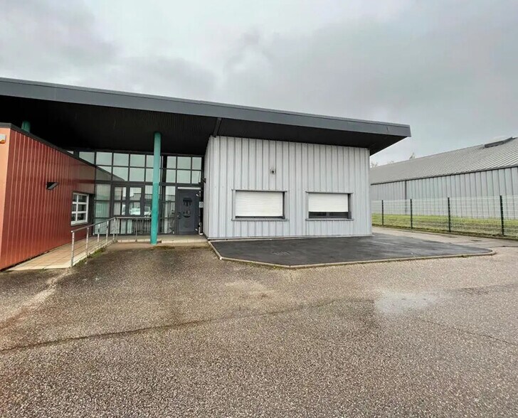 Local d’activités dans L'HOPITAL à louer - Photo de l’immeuble – Image 2 sur 12