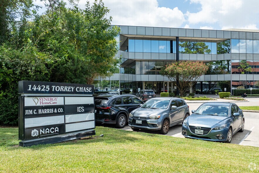 14425 Torrey Chase Blvd, Houston, TX à louer - Photo de l’immeuble – Image 2 sur 24