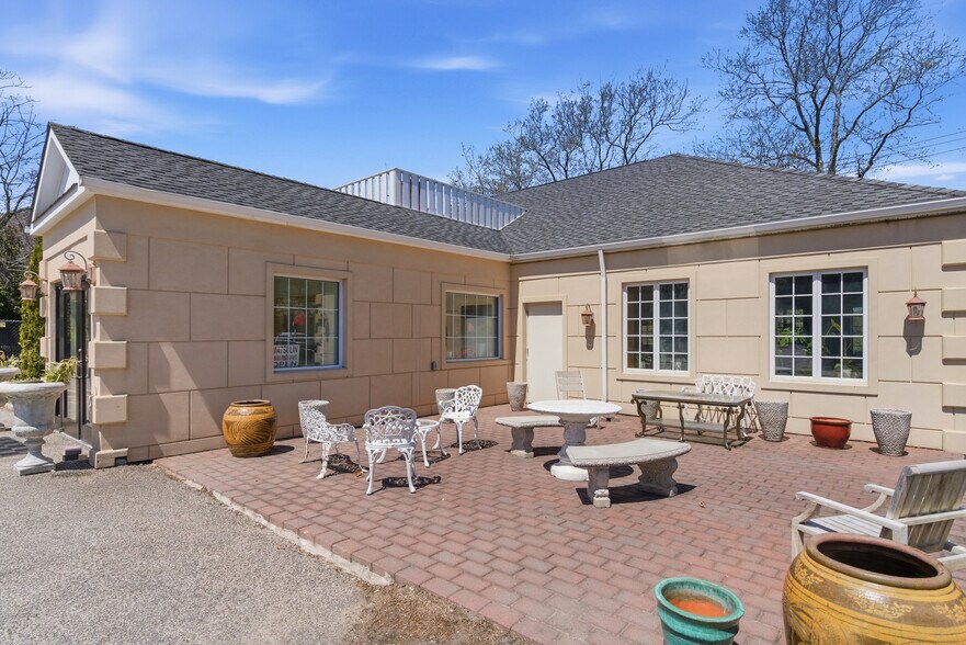 131 W Montauk Hwy, Hampton Bays, NY à vendre - Photo de l’immeuble – Image 3 sur 9