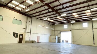 3 offices, 3 warehouses: 1,200–4,876 SF, Lompoc, CA à louer Photo intérieure– Image 2 sur 2