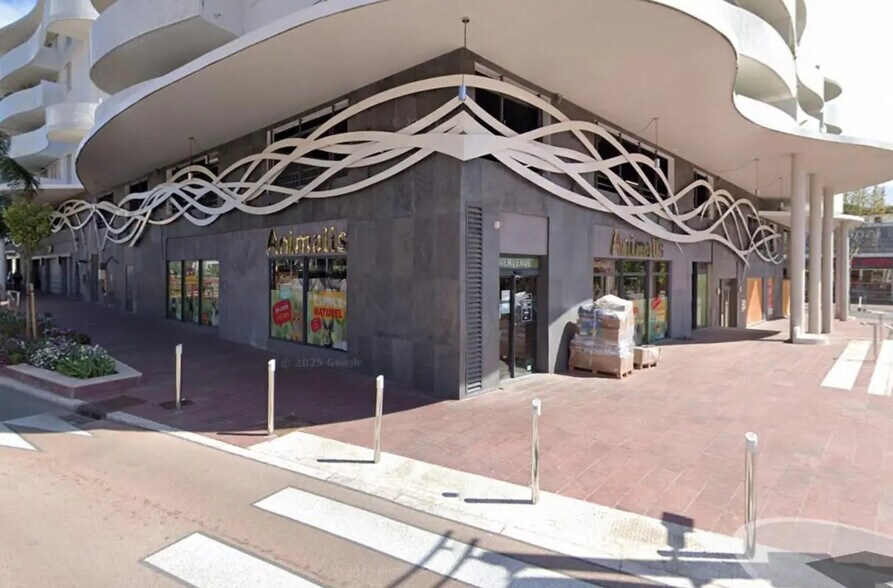 Local commercial dans Mandelieu-la-Napoule à louer - Photo de l’immeuble – Image 2 sur 4