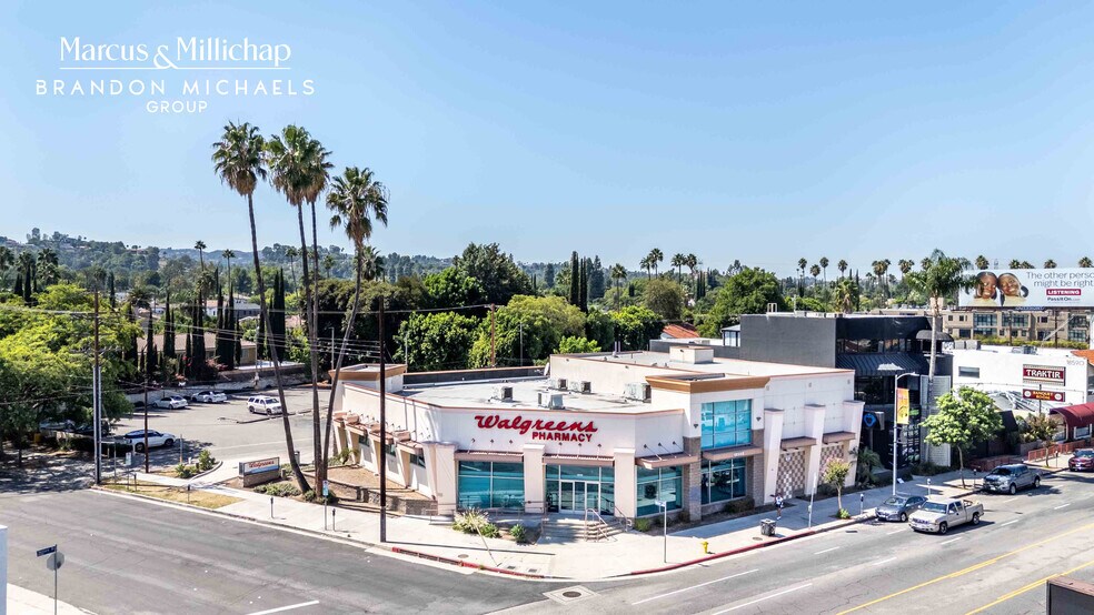 18568 Ventura Blvd, Tarzana, CA à vendre - Photo de l’immeuble – Image 1 sur 12