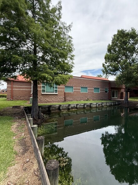 215 Oak Dr S, Lake Jackson, TX à vendre - Photo de l’immeuble – Image 3 sur 13