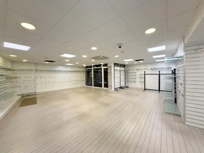 Plus de détails pour Place Du Général Leclerc, Suresnes - Local d'activités à louer