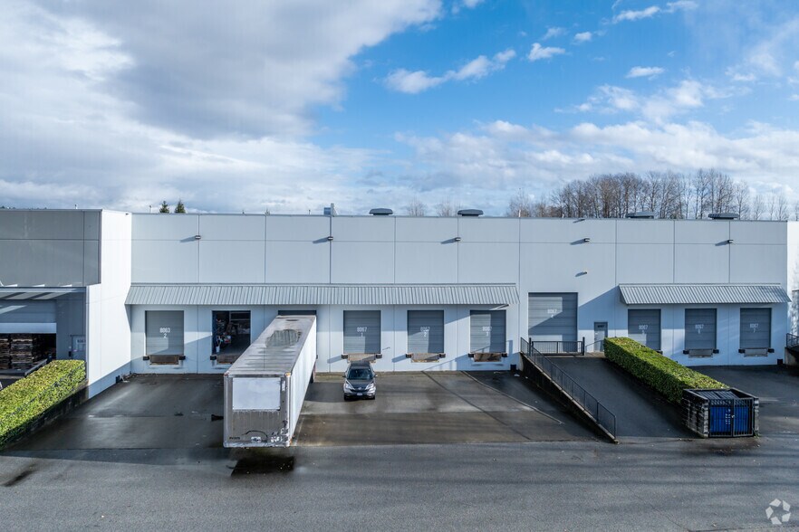 8055-8067 North Fraser Way, Burnaby, BC à louer - Photo de l’immeuble – Image 2 sur 4