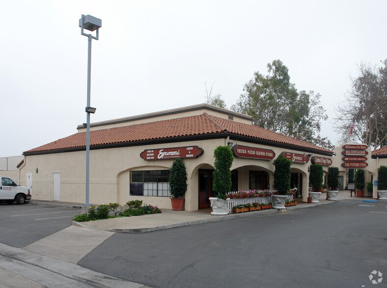 330-390 N Lantana St, Camarillo, CA à louer - Photo de l’immeuble – Image 2 sur 4