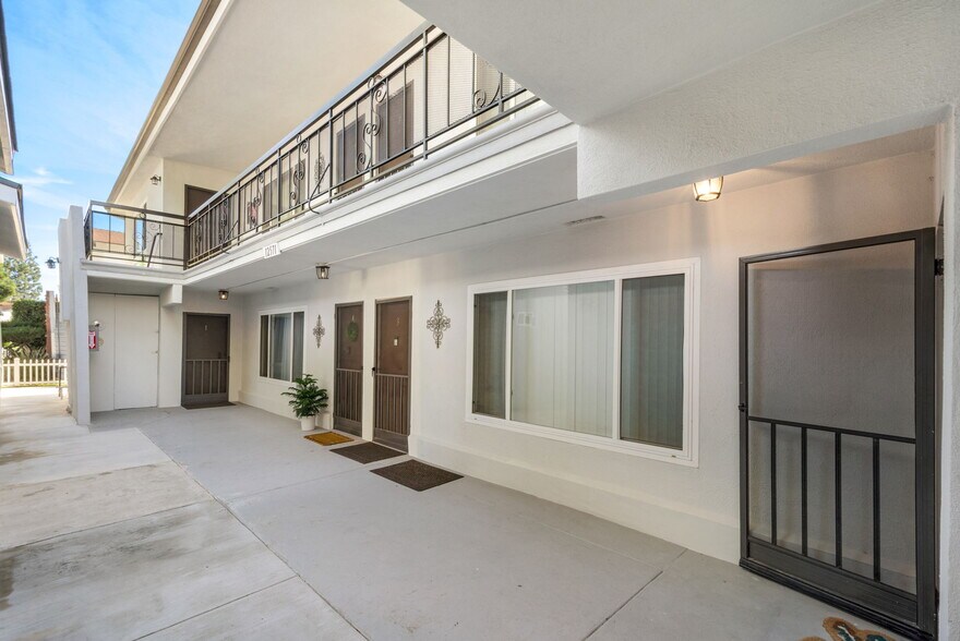 12571 Kensington Ln, Garden Grove, CA à vendre - Photo de l’immeuble – Image 2 sur 14
