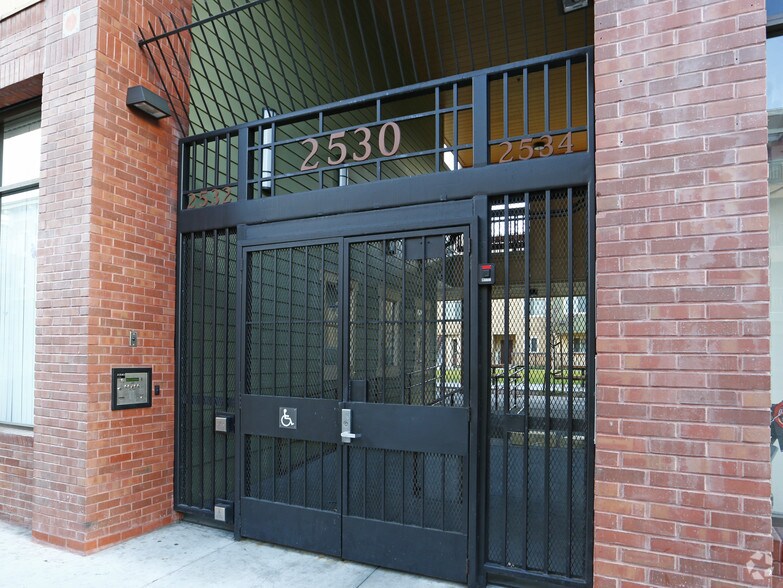 2530 International Blvd, Oakland, CA à louer - Photo de l’immeuble – Image 3 sur 3