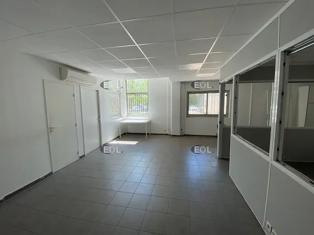 Local d’activités dans Vitrolles à louer - Photo de l’immeuble – Image 3 sur 5