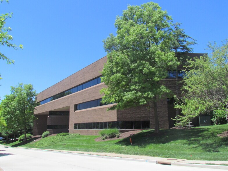 12125 Woodcrest Executive Dr, Saint Louis, MO à louer - Photo de l’immeuble – Image 3 sur 13