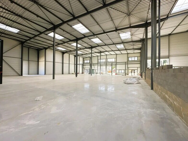 Local d'activités dans Ollainville à vendre - Photo de l’immeuble – Image 2 sur 5