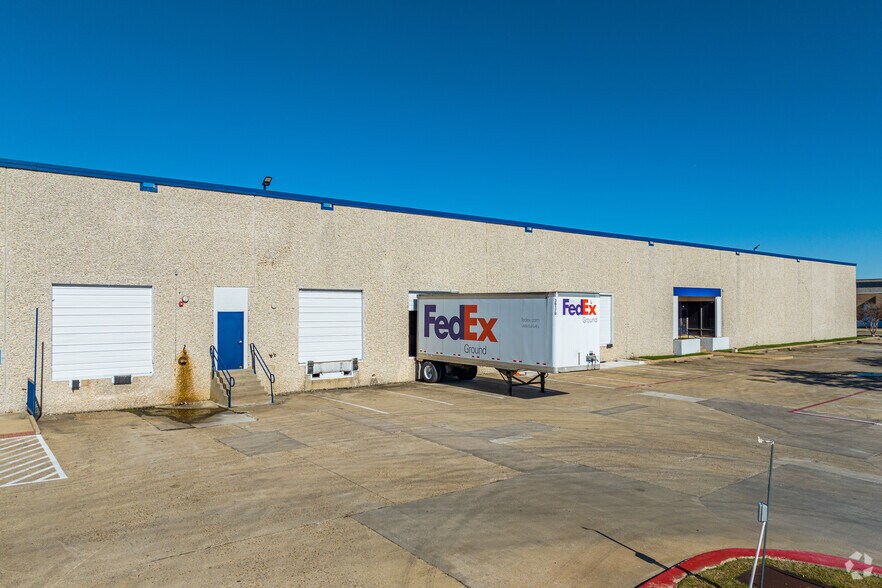 3401 Garden Brook Dr, Farmers Branch, TX à louer - Photo de l’immeuble – Image 3 sur 6