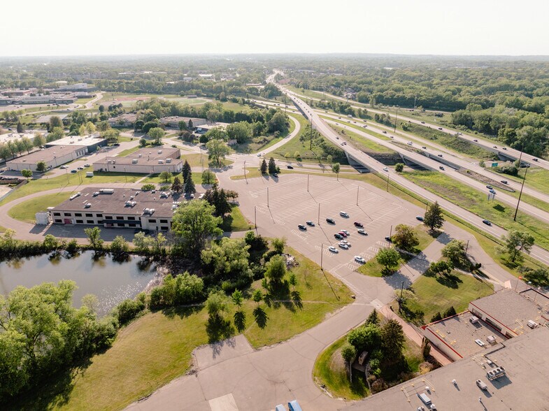 7945 Wallace Rd, Eden Prairie, MN à louer - Photo de l’immeuble – Image 2 sur 11