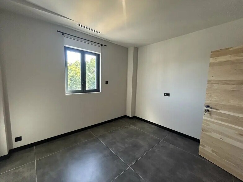 Bureau dans Saint-Rémy-de-Provence à louer - Photo de l’immeuble – Image 1 sur 8