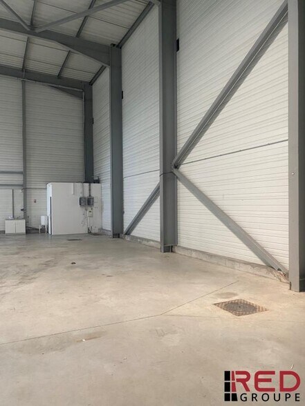 Industriel/Logistique dans Signes à louer - Photo intérieure – Image 3 sur 4