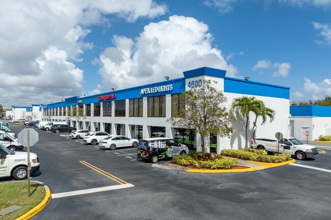 Plus de détails pour 4500 N Powerline Rd, Deerfield Beach, FL - Bureau, Industriel/Logistique à louer