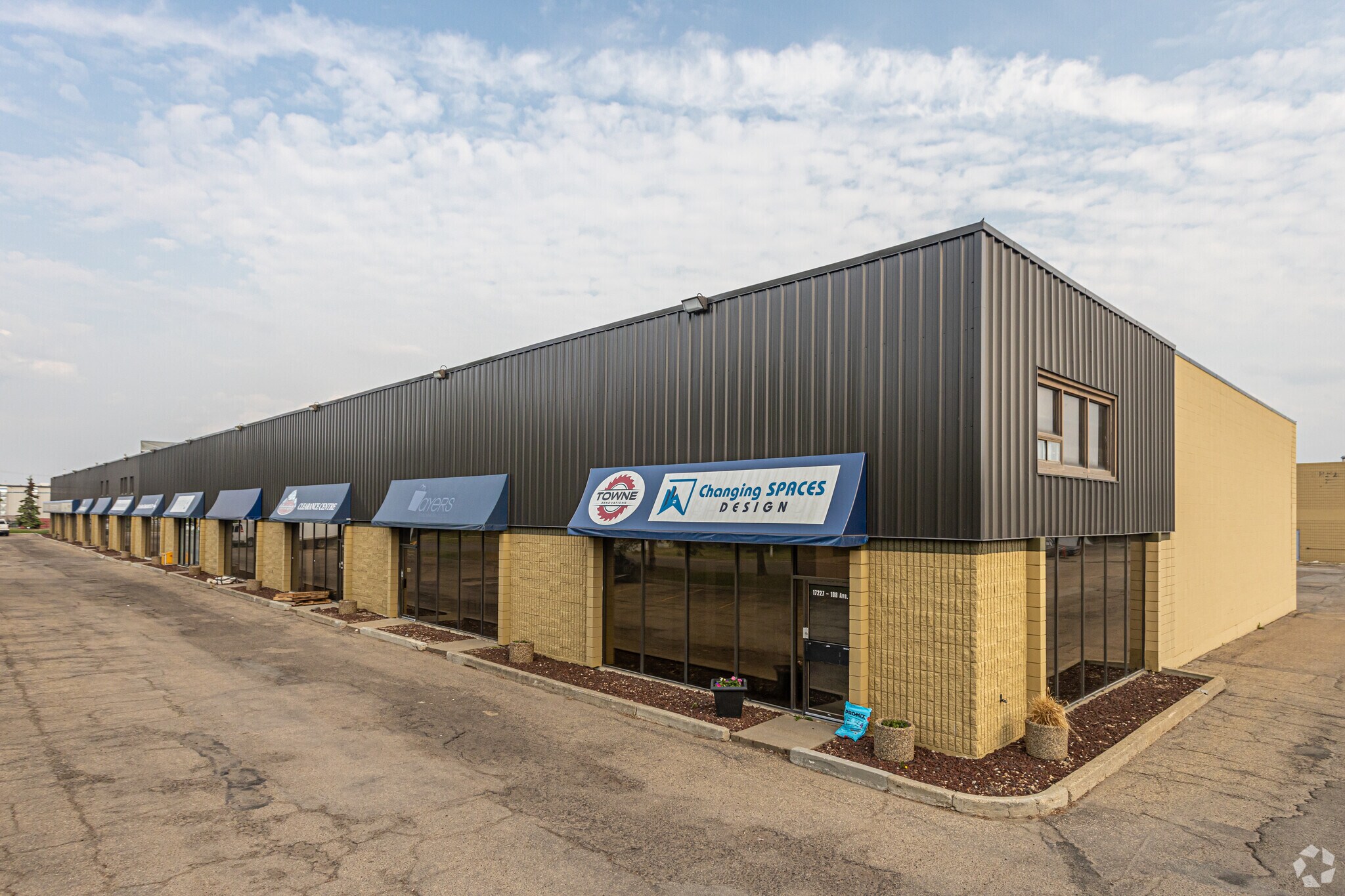 17209 108 Av NW, Edmonton, AB à louer Photo de l’immeuble– Image 1 sur 6
