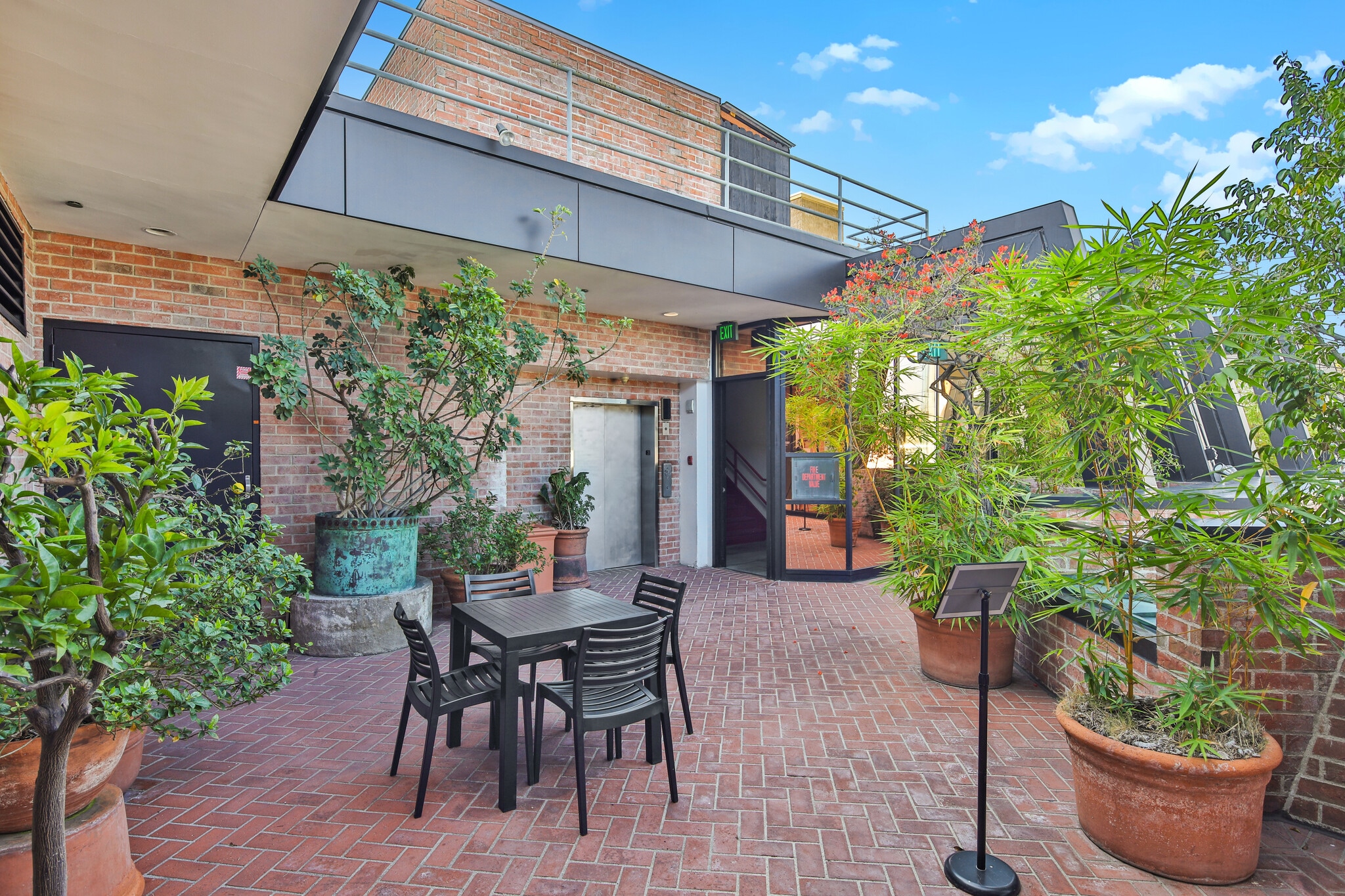 413-445 N Rodeo Dr, Beverly Hills, CA à louer Photo de l’immeuble– Image 1 sur 9