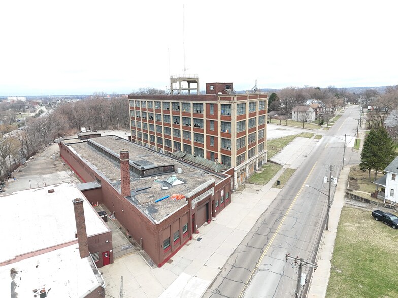 711 Johnston St, Akron, OH à vendre - Photo de l’immeuble – Image 2 sur 18